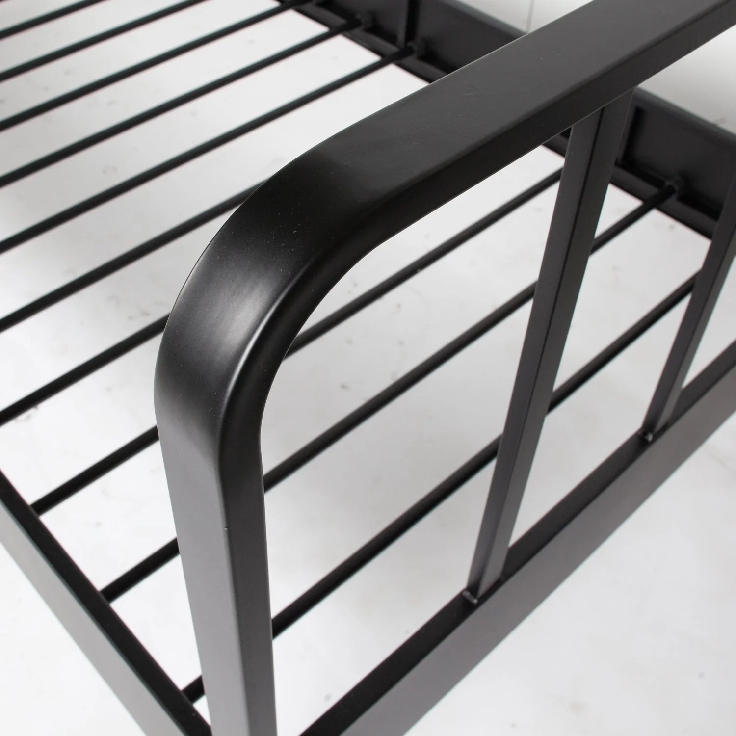 WOOOD - Mees Seng Metal Sort 90x200 cm 90x208x95 cm, produktbillede 8 af 8, Senge hos HomeNordic