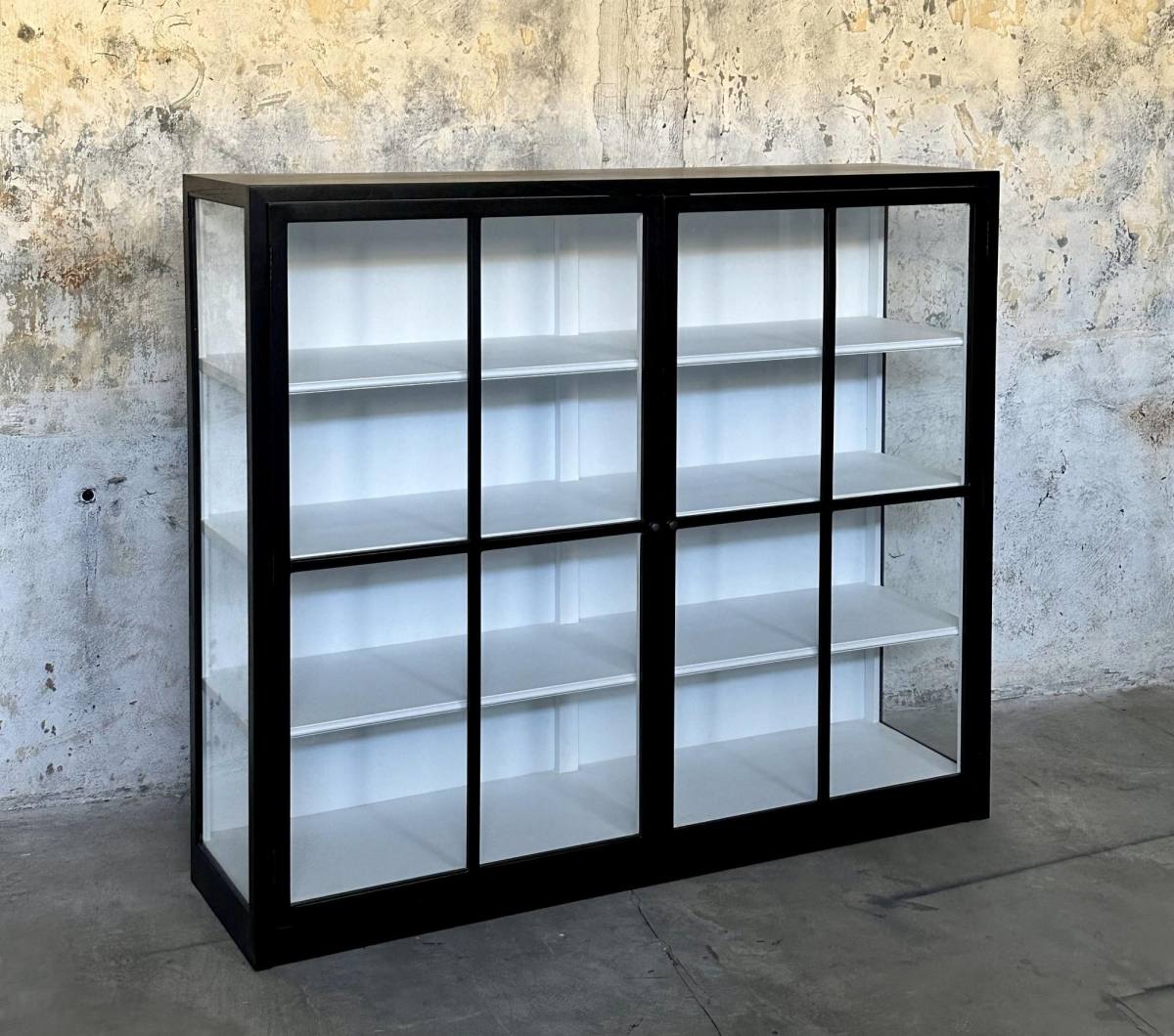 Sander - Sort lavt vitrineskab med glassider, produktbillede 2 af 5, Vitrineskabe hos HomeNordic