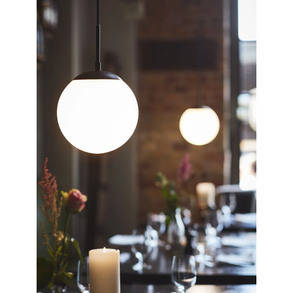 Chicago Café Pendel lampe Ø20 Til E27 i Opal/Sort, Pendler hos HomeNordic