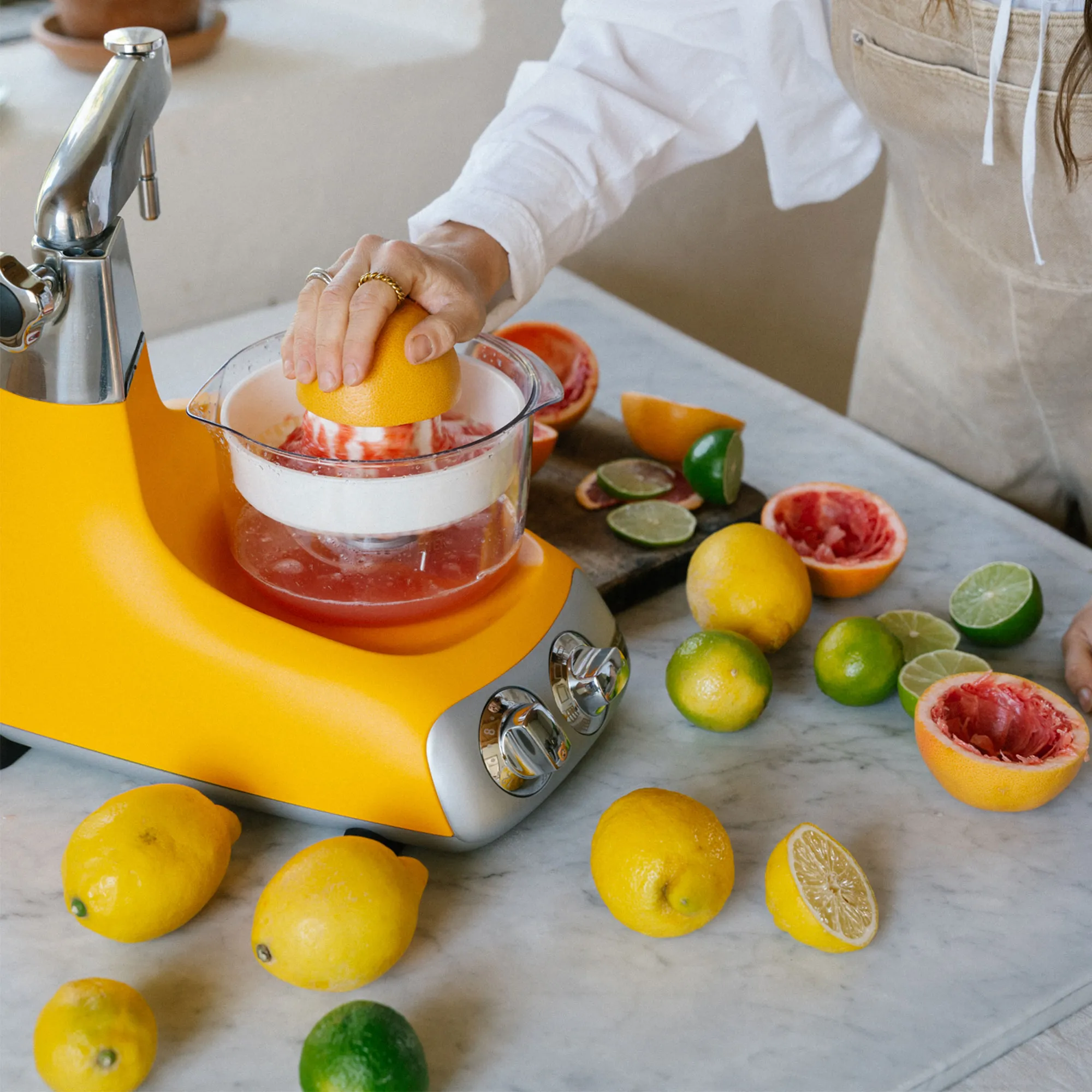 Assistent AKM6230 + mixerkande & citruspresser, sunbeam yellow, produktbillede 5 af 5, Røremaskiner hos HomeNordic