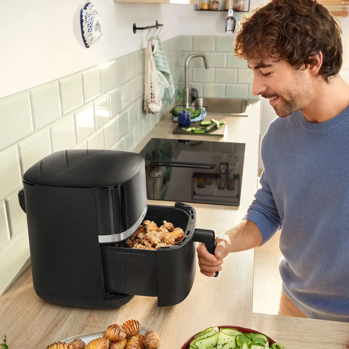 Serie 4 airfryer 6,1 liter, sort, produktbillede 2 af 7, Airfryers hos HomeNordic