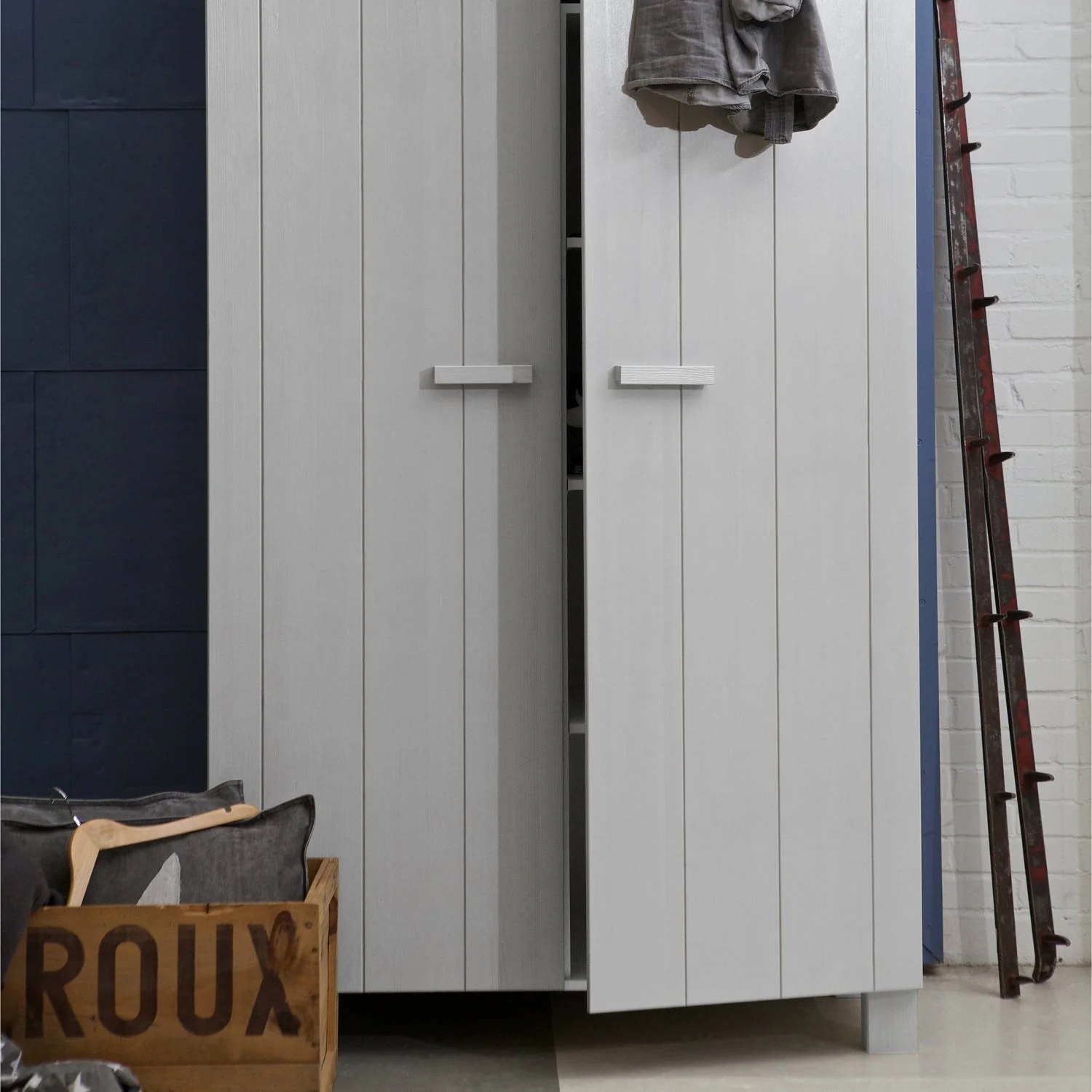WOOOD - Dennis Garderobeskab Fyrretræ Betongrå FSC 202x111x55 cm, produktbillede 2 af 6, Garderobeskabe hos HomeNordic