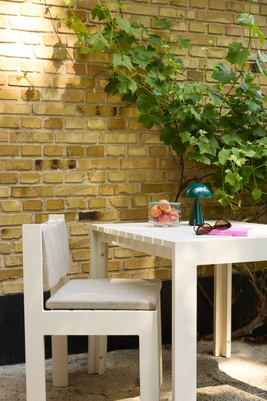 HÜBSCH HAUS SPISEBORD LILLE BEIGE, produktbillede 2 af 2, Spiseborde hos HomeNordic