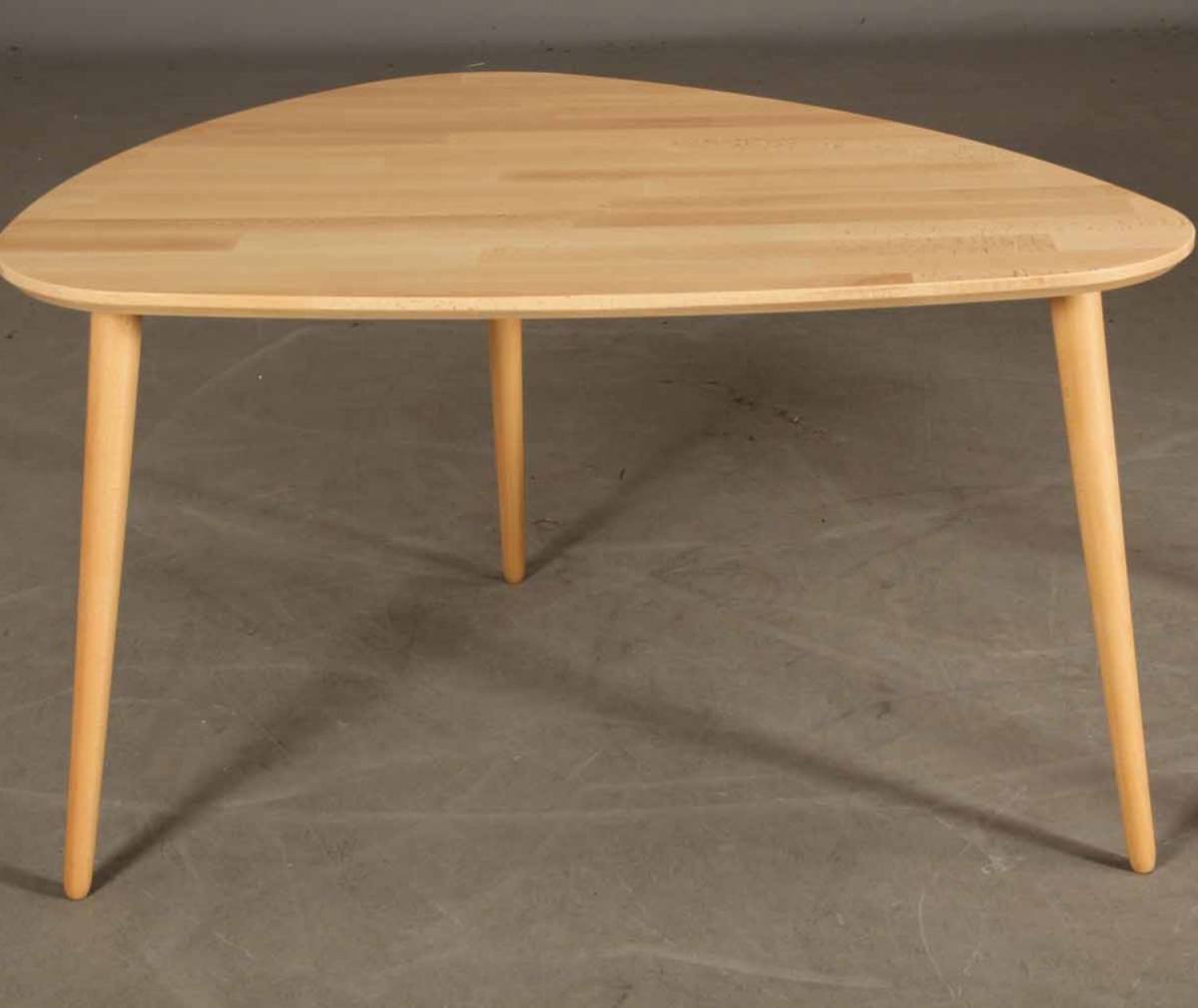 CT 10 - Sofabord i massiv bøg med organisk trekantet form og størrelse, produktbillede 5 af 9, Nordisk design hos HomeNordic