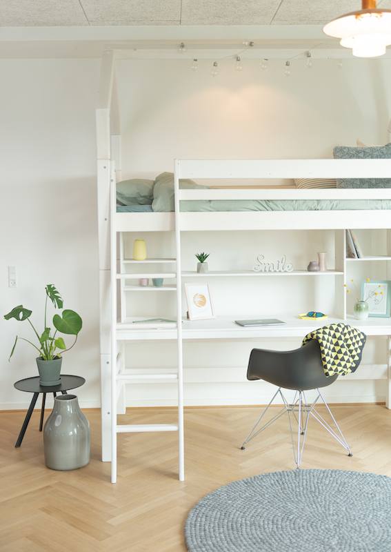 Højseng 70 x 200 cm, hvid, skrå stige, 25 års garanti, Scanliving, Senge hos HomeNordic