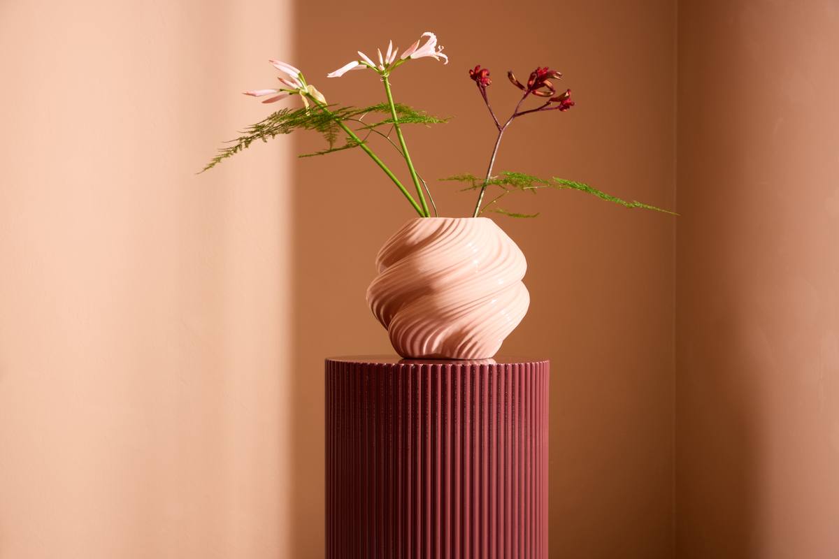 Luups - Sidebord/blomstersøjle i vinrød MDF, diameter 30,5 cm., produktbillede 3 af 5, Moderne designs hos HomeNordic