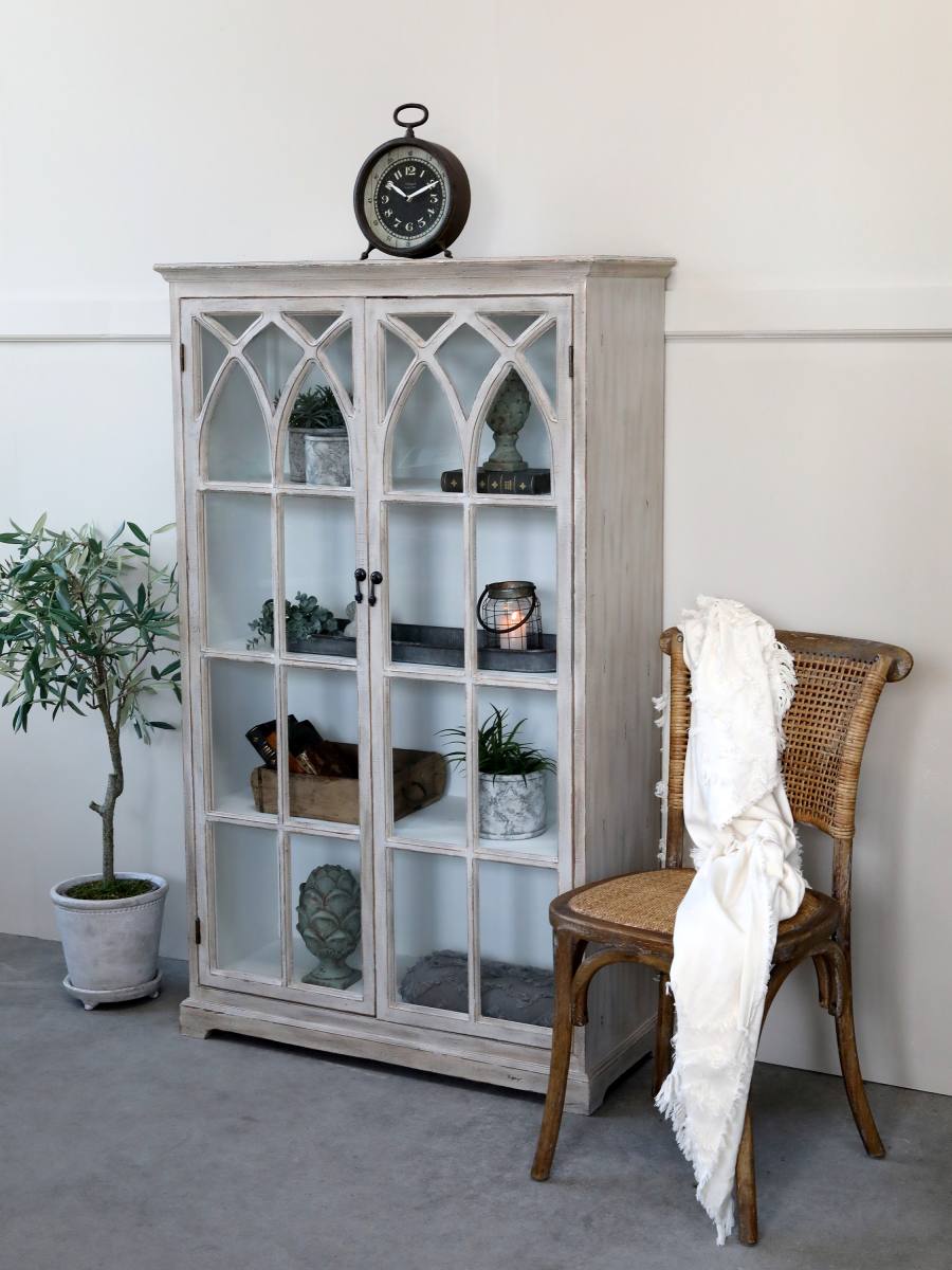 CHIC ANTIQUE VITRINESKAB M/BUEDE GLASLÅGET SAND, produktbillede 3 af 7, Vitrineskabe hos HomeNordic