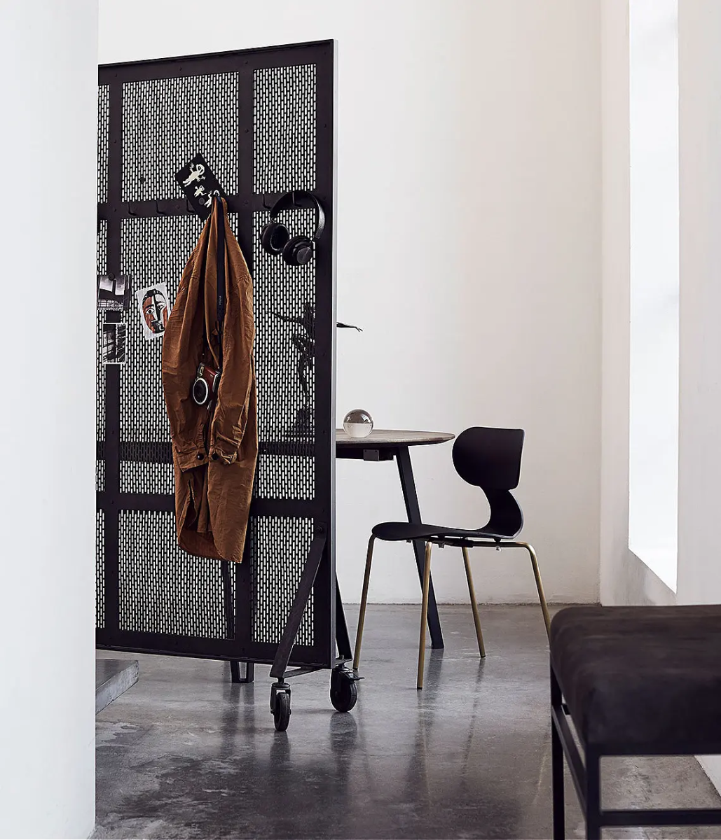 MUUBS SPACE SPISEBORD RØGET EG, produktbillede 4 af 4, Spiseborde hos HomeNordic