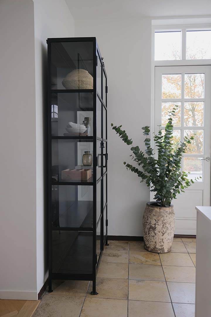 TRADEMARK LIVING MAGNUN VITRINESKAB, produktbillede 3 af 7, Vitrineskabe hos HomeNordic