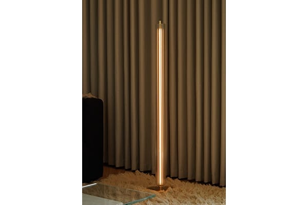 Lirra Floor, produktbillede 2 af 8, Skrivebordslamper hos HomeNordic