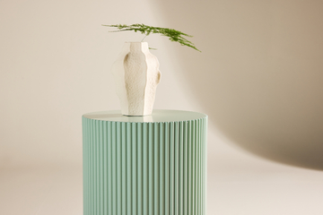 Luups - Sidebord/blomstersøjle i lysegrøn MDF, diameter 30,5 cm., produktbillede 3 af 6, Moderne designs hos HomeNordic
