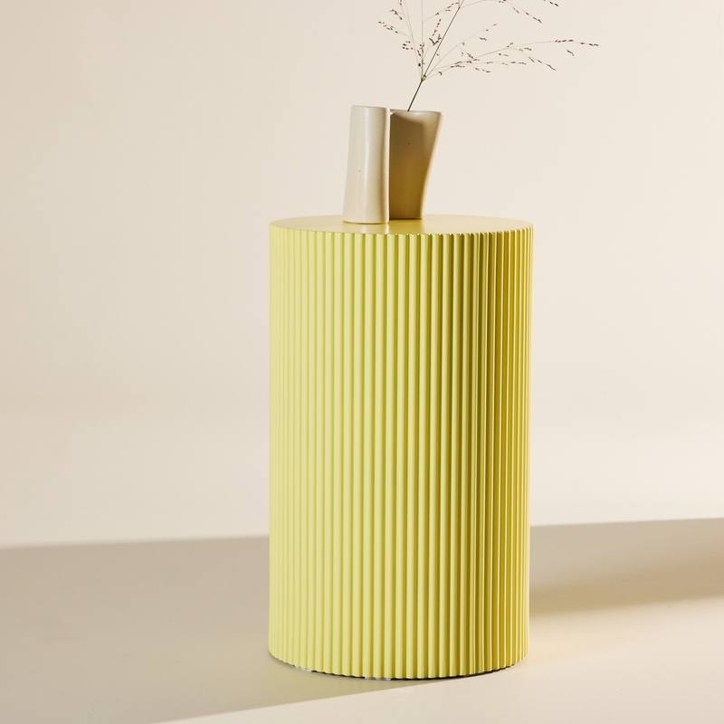 Luups - Sidebord/blomstersøjle i lysegul MDF, diameter 30,5 cm., Moderne designs hos HomeNordic