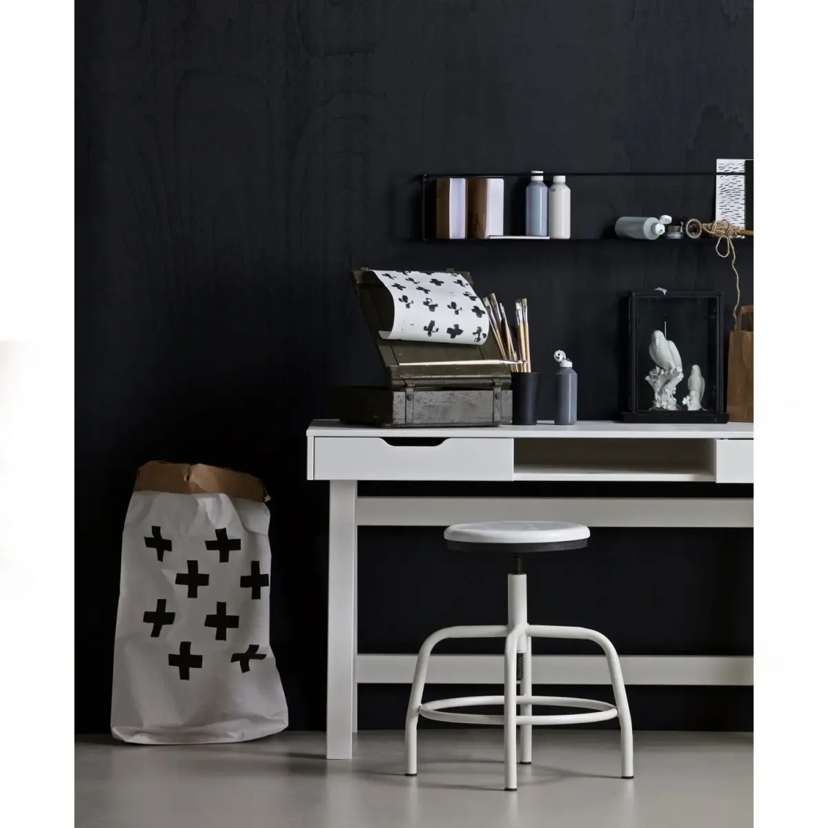 WOOOD - Nikki Skrivebord Fyrretræ Hvid FSC 75x140x62 cm, produktbillede 8 af 11, Skriveborde hos HomeNordic