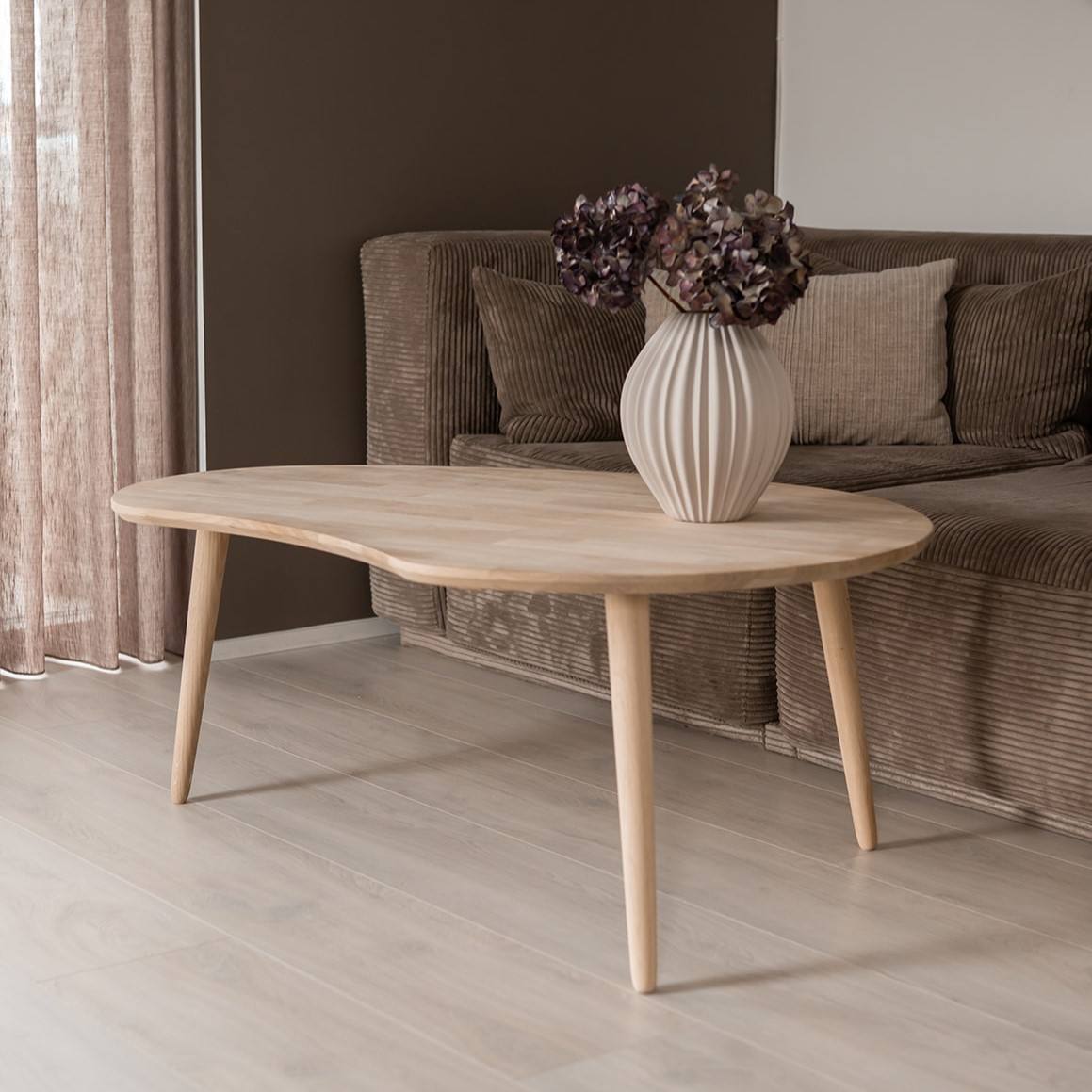 CT 10 - Sofabord i massiv eg med paletform og størrelse 107 x 79 cm, Nordisk design hos HomeNordic