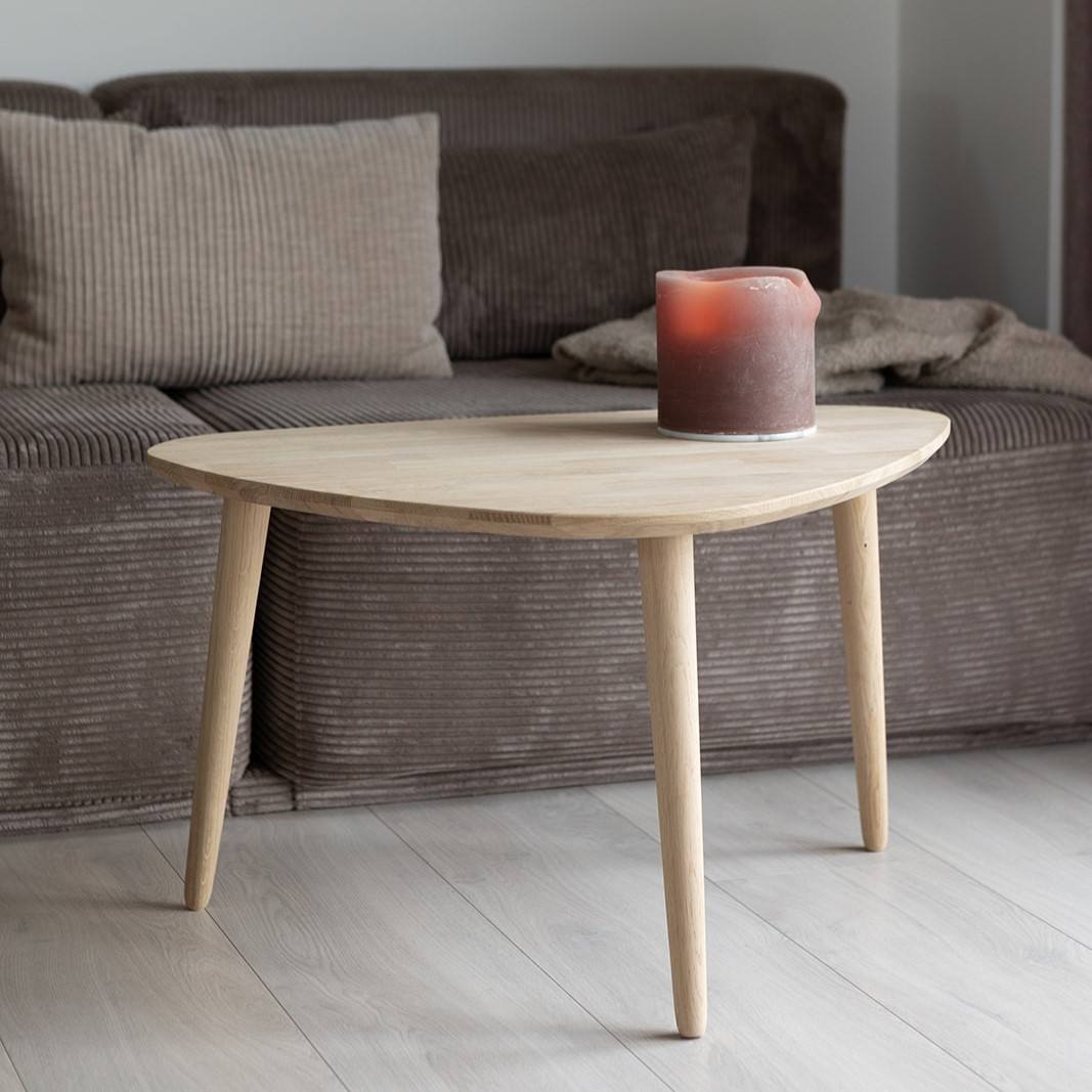 CT 10 - Sofabord i massiv eg med organisk trekantet form i størrelsen, Nordisk design hos HomeNordic