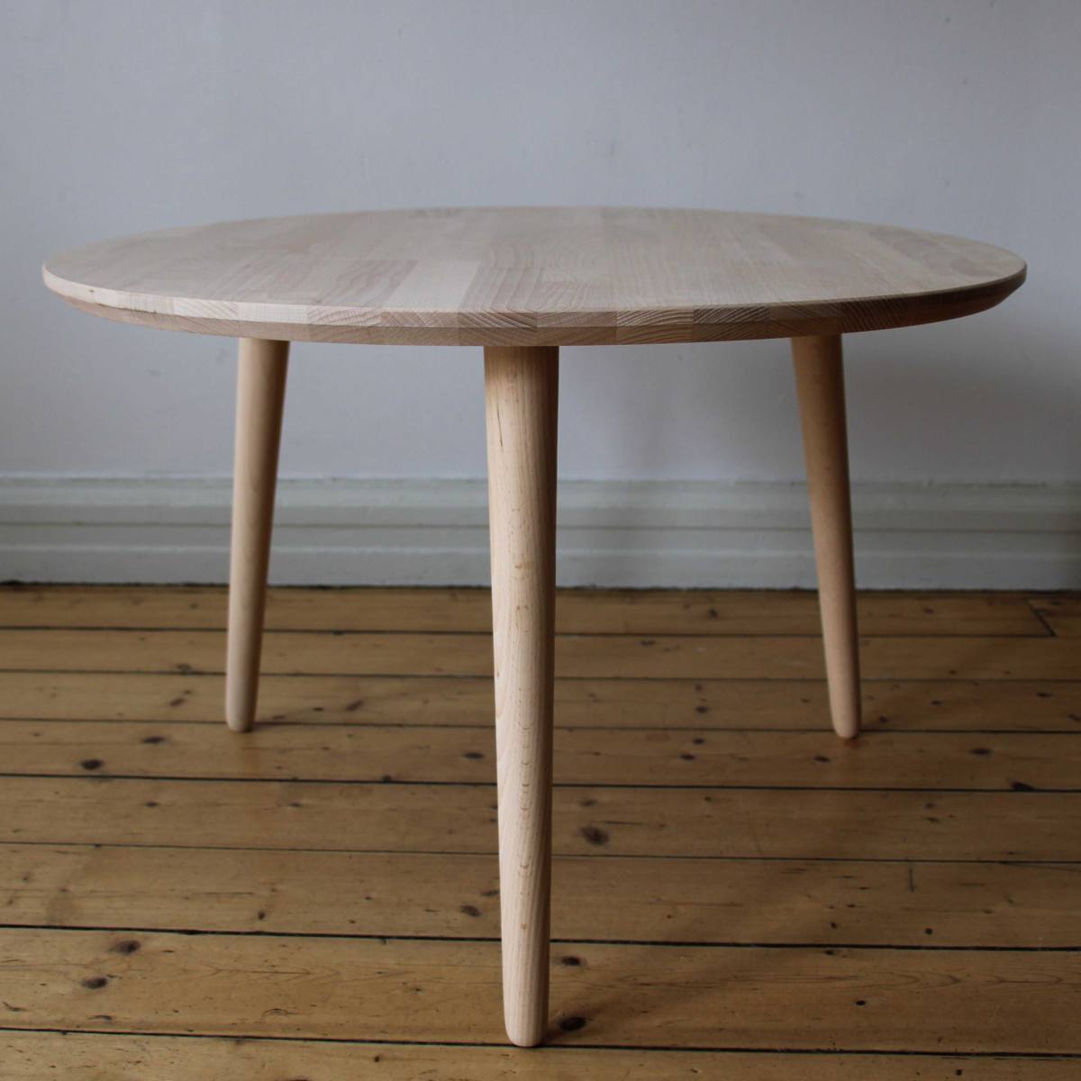 CT 10 - Sofabord i massiv eg og diameter 60 cm, Nordisk design hos HomeNordic