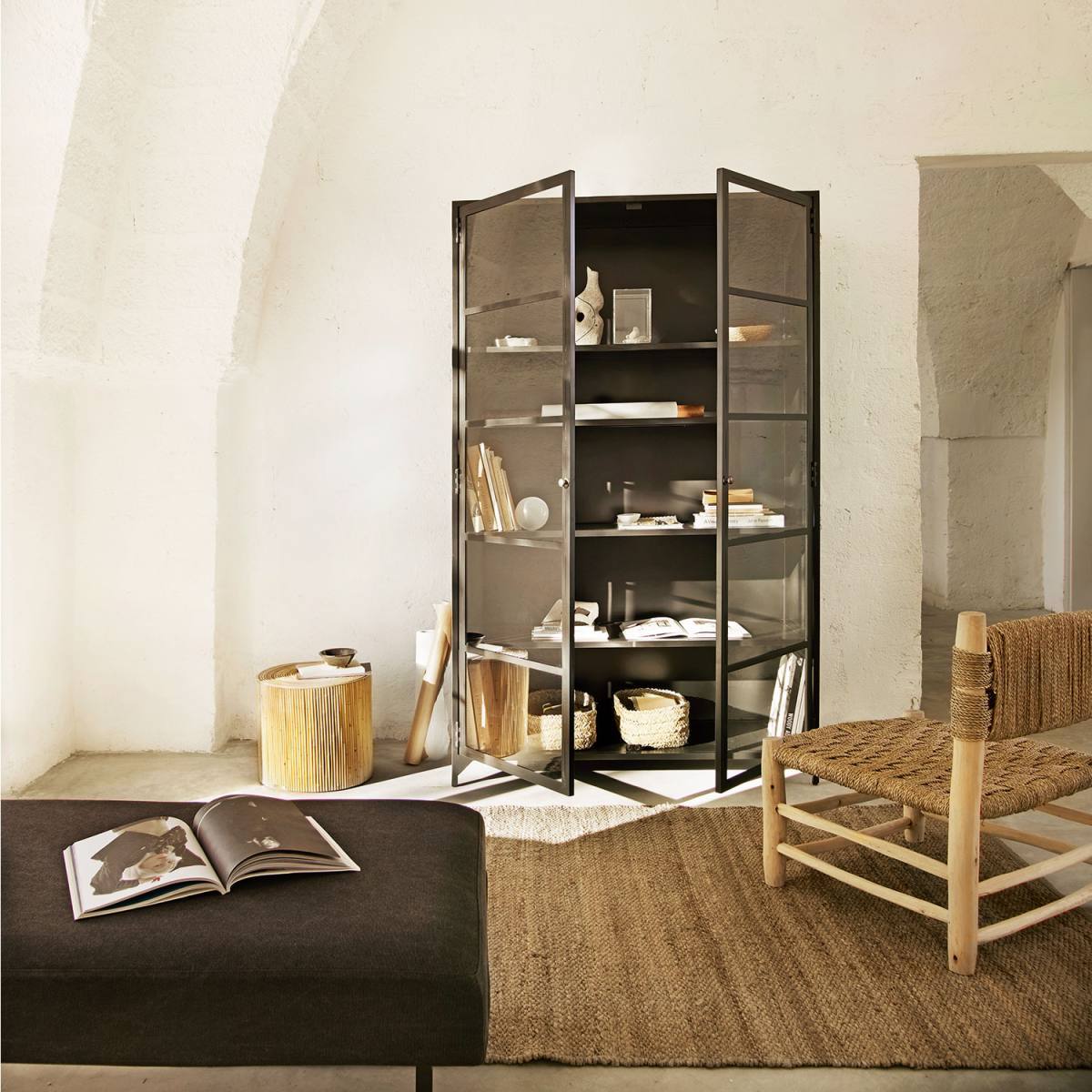 TINE K HOME VITRINESKAB I METAL M/HYLDER SORT, produktbillede 2 af 6, Vitrineskabe hos HomeNordic
