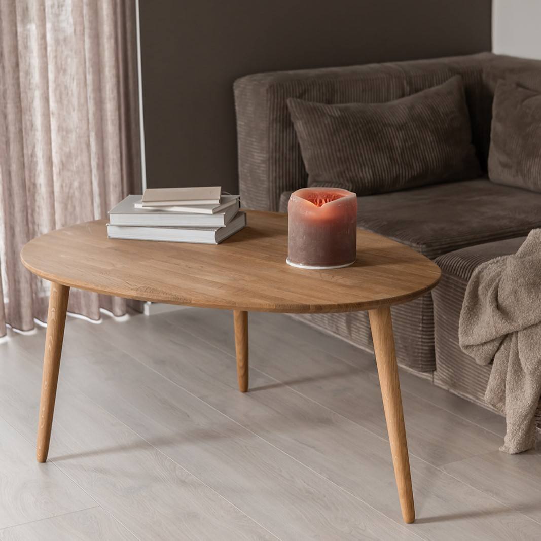 CT 10 - Sofabord i massiv eg med dråbeform og størrelse 107 x 79 cm, Nordisk design hos HomeNordic